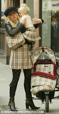 article-1023460-015FF94400000578-190_233x444